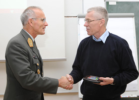 Brigadier Herke begrüßte den deutschen Delegationsleiter Oberst Hofmann auf das Herzlichste! Brigadier Herke begrüßte den deutschen Delegationsleiter Oberst Hofmann auf das Herzlichste!