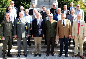 40-jähriges Ausmusterungsjubiläum des Jahrganges „Conrad von Hötzendorf“ an der Theresianischen Militärakademie ! >Ein besonderes Ausmusterungsjubiläum begingen vom Freitag den 18. September 2015, 20 hochrangige Offiziere des Jahrganges Conrad von Hötzendorf, an ihrer ehemaligen militärischen Heimat, der Theresianischen Militärakademie in Wiener Neustadt. Der „Point of Contact“ des Jahrganges, GenMjr. i.R. Helmut Dorner hat für seinen Jahrgang ein interessantes Jubiläumsprogramm organisiert. Nach einer Kranzniederlegung am Denkmal der im Dienst verunglückten Offiziere des Bundesheeres der 2. Republik und einem gemeinsamen Jahrgangsfoto vor der Statue der berühmten und weitsichtigen Gründerin der Militärakademie, wurde der Jubiläumsjahrgang im Maria Theresien-Rittersaal vom Leiter der Stabsabteilung an der Militärakademie, Obst Thomas Mittermayer, an seiner ehemaligen militärischen Heimat, auf das Herzlichste willkommen geheißen. Im Anschluss daran hielt der Leiter der Gruppe Ausbildungswesen im Landesverteidigungsressort, Brigadier Mag. Karl Prohnagl einen hochinteressanten Vortrag über aktuelle Themen im Österreichischen Bundesheer. Danach führte Obst i.R. Alfred Hrubant den Jubiläumsjahrgang durch die große und lange Geschichte der ehemaligen Kaiserresidenz und Ausbildungsstätte für Offiziere des Österreichischen Bundesheeres. Feldmarschall Conrad von Hötzendorf Die geistige Grundhaltung von Conrad von Hötzendorf, der Optimismus gepaart mit Angriffsgeist und Courage – Eigenschaften, die immer mehr und mehr – wie es scheint – verloren gehen, einerseits und Conrad von Hötzendorfs militärischer und politischer Scharfblick, sowie eine ausgewogene und charakterfeste Haltung andererseits, waren ausschlaggebend, dass dieser große österreichischer Heerführer als Jahrgangsname ausgewählt wurde. Feldmarschall Hötzendorf fasste das Verhältnis zwischen Vorgesetzten und Untergebenen vom idealen Standpunkt des gleichen Dienens für eine große Sache und enger Zusammengehörigkeit in einer großen Familie, der Armee, auf: „Der Inhalt steht über der Form, der Geist über der Materie, das Erziehen über dem Abrichten, die Überzeugung über dem Zwang, das feldmäßige Können über dem parademäßigen Drill“. Conrad von Hötzendorf wurde am 11. November 1852 in Penzing geboren. Er trug als Generalstabschef der am Ersten Weltkrieg beteiligten Mächte am längsten die Last seines Amtes. Der aus der Infanterie hervorgegangene Generalstabsoffizier zeigte frühzeitig hohe Begabungen, nicht nur für taktische Probleme, sondern auch für wissenschaftliche und politische Fragen. Er vertrat die Ansicht, dass die reine Abwehr im modernen Krieg keine Chancen hätte, sondern der Angriff, womöglich die Umfassung, den Sieg herbeiführen müssten. Seine Vorstellungen von der Innenpolitik, ja die zum Teil selbstherrliche Vorgangsweise, schufen ihm viele Feinde. Am 14. Juni seines Postens enthoben, erlebte FM Conrad den Zusammenbruch der Monarchie. Feldmarschall Conrad von Hötzendorf verstarb am 25. August 1925 in Bad Mergentheim. M.f.G. Martin Pickl, Vzlt Bild: Vzlt Gerhard Seeger/TherMilAk Bildtext: Eine starke Verbundenheit und Einigkeit zeichnen nach wie vor den Jahrgang Conrad von Hötzendorf aus!