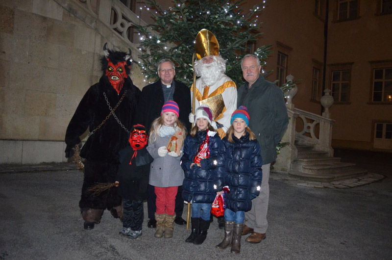 MilBischof Freistetter und Obst i.R. Machowetz mit Hl. Nikolaus und Krampus mit Sohn und vlnr: Annelie Zechner sowie Nicole und Nina Blochberger MilBischof Freistetter und Obst i.R. Machowetz mit Hl. Nikolaus und Krampus mit Sohn und vlnr: Annelie Zechner sowie Nicole und Nina Blochberger