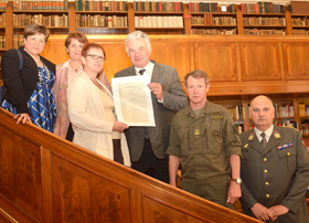 (v.l.n.r. Frau Smutek, Frau Dr. Popescu, Frau Meitz, Herr Popescu, Oberst Fleischmann, Oberst Smutek) (v.l.n.r. Frau Smutek, Frau Dr. Popescu, Frau Meitz, Herr Popescu, Oberst Fleischmann, Oberst Smutek)