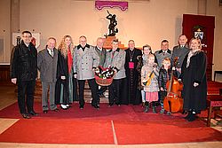 vlnr: Mag. Martin Nowak (Organist), Obst i.R. Hugo Schuller (Mundartdichter) Marianne Semren (Presse), Friedrich Moser (Obmann), Obst i.R. Johann Machowetz (Gesamtorganisator), Mag. Michael Nowak (Chorleiter), GR Erika Buchinger, Andreas Scherer (Chor), Bgdr Mag. Karl Pronhagl (Kdt TherMilAk), Johanna Nowak-Taschwer mit Magdalena und Sebastian (Familienmusik)