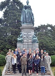 Zeigten sich von der vielfältigen Arbeit an der Ältesten Militärakademie der Welt beeindruckt – die Studenten der HS des Bundes für öffentliche Verwaltung der Bundeswehr (Hier im Beisein von ausländischen Studenten, die an der Militärakademie studieren)