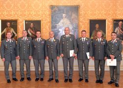Brigadier Herke bedankte sich bei seinen ausgezeichneten Mitarbeitern! (v.l.n.r. die Beförderten Angehörigen der MilAk – Freiler, Hoyda, Prohaska, Bgdr Herke, Fischer, Landl, Karas, Schügerl)