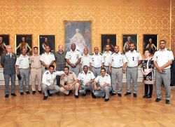 Zeigten sich von der Arbeit an der Ältesten Militärakademie der Welt beeindruckt – die Delegation aus Mauretanien. (v.l. Oberst Buchegger, Attacheabteilung, Oberst Mittermayer, Leiter Stabsabteilung, Frau Colette Moreau, Dolmetscherin = Abordnung ÖBH)