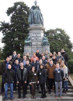 Die Übungsteilnehmer aus drei europäischen Staaten vor der Statue der großen Gründerin der Militärakademie!