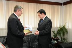 ObstdhmfD Dr. Gell überreicht ein Gastgeschenk an den Verteidigungsminister Zyperns, Mr. Christoforos Fokaides©MoD Cyprus