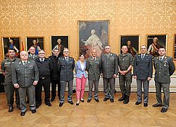 Brigadier Pronhagl (Mi) setzt sich für ein Zentrum für Fernausbildung an der TherMilAk ein