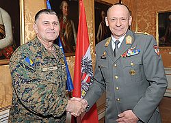 Bosnischer Generalstabschef Anto Jelec mit Akademiekommandant Karl Pronhagl