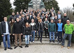 1. Die Teilnehmer der internationalen Logistikübung “Fourlog” vor dem Denkmal der großen Gründerin der Militärakademie.© Gerhard Seeger