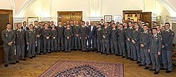 Freuen sich auf ein gute Zusammenarbeit – Bürgermeister Schneeberger (Mi) und der Akademiekommandant, Brigadier Mag. Pronhagl mit den Berufsoffiziersanwärter und Berufsoffiziersanwärterinnen der Theresianischen Militärakademie © Stadt Wiener Neustadt