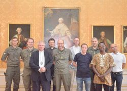 Militärbischof Dr. Werner Freistetter, der Leiter der Stabsabteilung der Theresianischen Militärakademie Oberst Thomas Mittermayer und die Teilnehmer des Grundlehrganges für Militärseelsorger im Maria Theresien Rittersaal