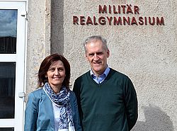 vlnr: OStRin Weissinger und OStR Holzer © MilRG