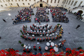 Zahlreiche Zuhörer beim Burghofkonzert ( © Richard Schwarzenecker) Zahlreiche Zuhörer beim Burghofkonzert (© Richard Schwarzenecker)