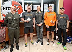 (v.l.n.r. Helmut Weiss, Stefan Weinfurter, Karl Pronhagl, Karl-Heinz Mosbacher, Willibald Kienegger) © Gerhard Seeger Brigadier Pronhagl zeigte sich von den sportlichen Leistungen seiner Soldaten zufrieden.