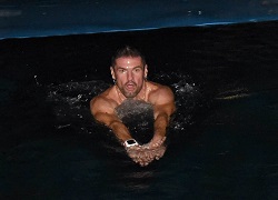 Bild12: Auftauchen nach dem Durchtauchen einer Röhre am Grund des Beckens.