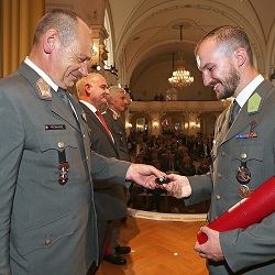 Bild13: Der Kommandant der Theresianischen Militärakademie, Generalmajor Mag. Karl Pronhagl, verleiht den Akademiering!