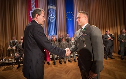 Bild11: Der Generalsekretär im BMLV, Dr. Wolfgang Baumann, befördert die Berufsoffiziere